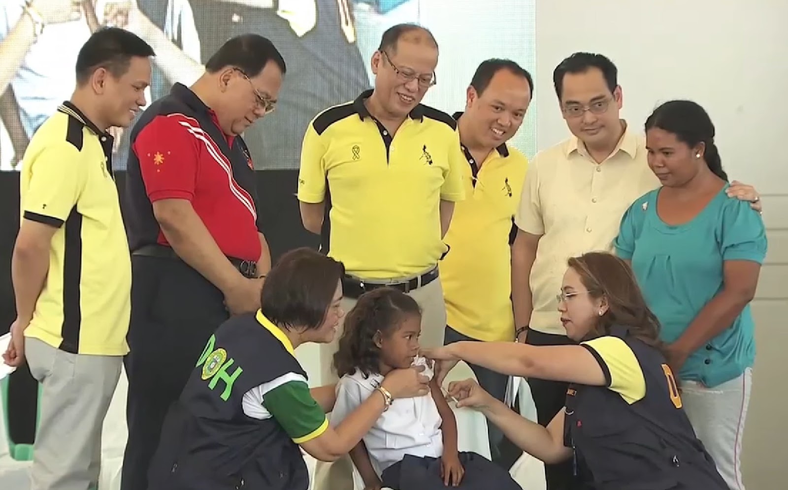 Összeszorította a szemét, és az ajkába harapott, amikor a Fülöp-szigetek egészségügyi minisztere, Dr. Janette Garin beadta neki az injekciót.