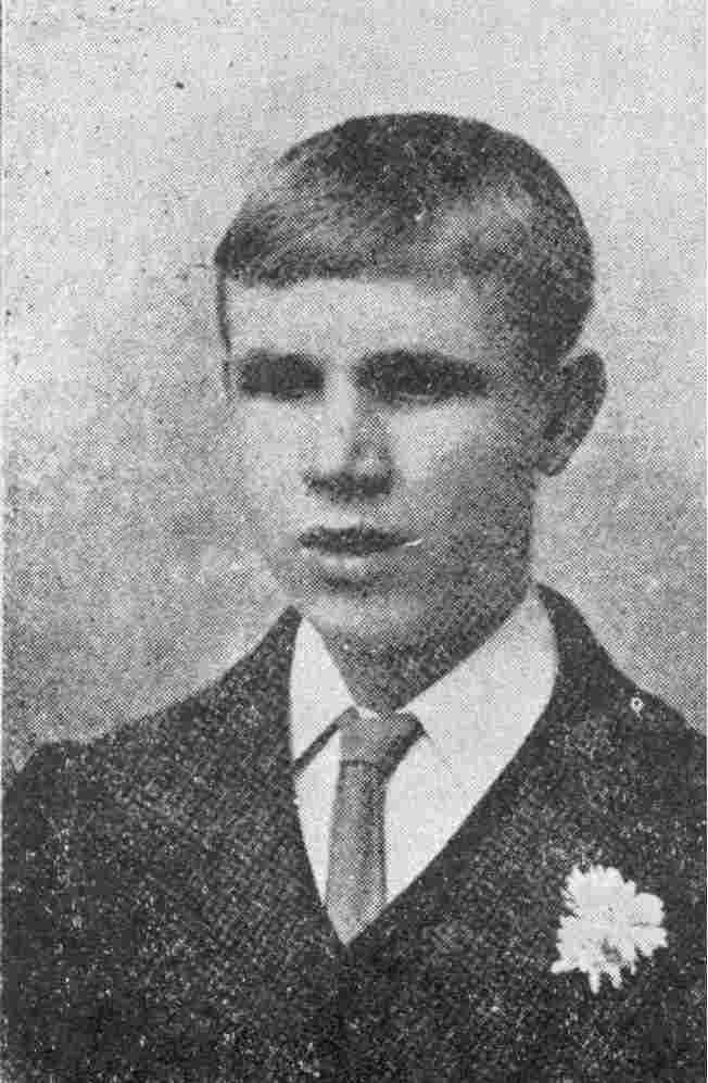 "Horace Capewell, 5 Court St., Southbridge, Anglia, szép szemű, egészséges csecsemő volt. Öthetes korában beoltották. Kilenc nappal később a teste sebhelyek tömkelege volt. A szemei megbetegedtek, és öt hónapos korában teljesen megvakult Sok birminghami orvos kezelte az esetet, de semmi sem tudta helyreállítani a látását Ez sok évvel később, 20 éves korában készült.