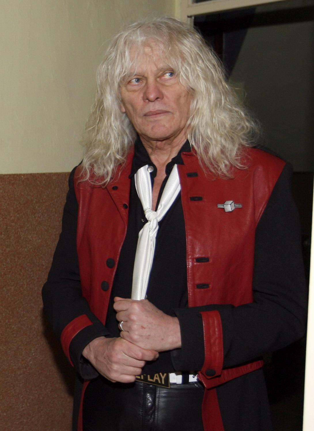 zerintem az, hogy oltáshoz lesz kötve, ki hová mehet, a személyiségi jogok durva megsértése – mondta az Omega énekese, Kóbor János (77).