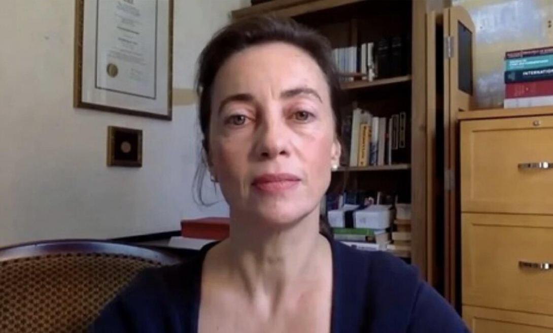 Julie Ponesse Kanada egyik leghíresebb egyetemének professzora, aki doktori címmel rendelkezik etikából és filozófiából, vállalta, hogy inkább elveszíti a munkahelyét, mintsem hogy egy olyan gépezetnek dolgozzon, amely arra kényszeríti, hogy válasszon az igazság, a szabadsága és a munkahelye között.