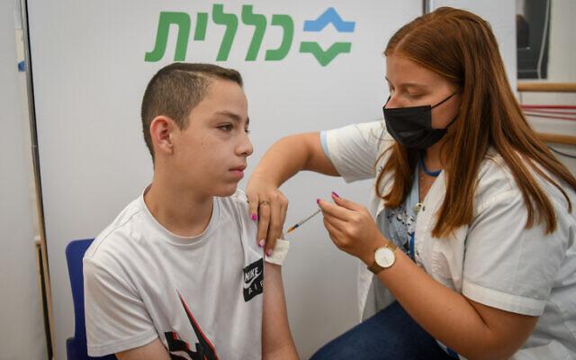 Izraeli gyermek vakcinát kap