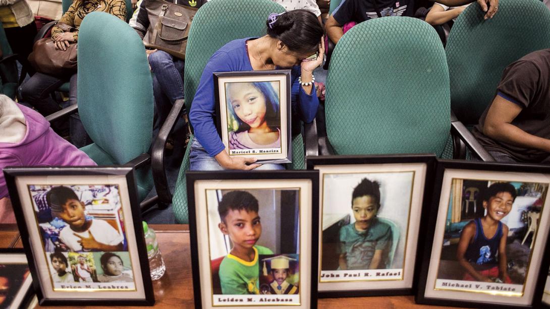 Halott gyerekeik képeivel a fülöp szigeteki anyák, 2018-ban a szenátus meghallgatásán